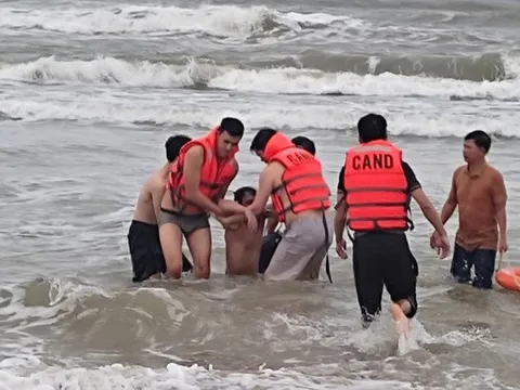 Cứu sống ba du khách đuối nước ở biển Lăng Cô