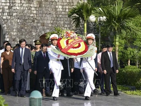 Viếng các Anh hùng, liệt sỹ nhân kỷ niệm 69 năm Chiến thắng Điện Biên Phủ