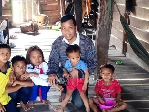 Thầy giáo làng giúp học sinh nghèo vượt khó