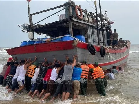 Cứu hộ 2 tàu cá bị ảnh hưởng của dông lốc ở Thừa Thiên - Huế