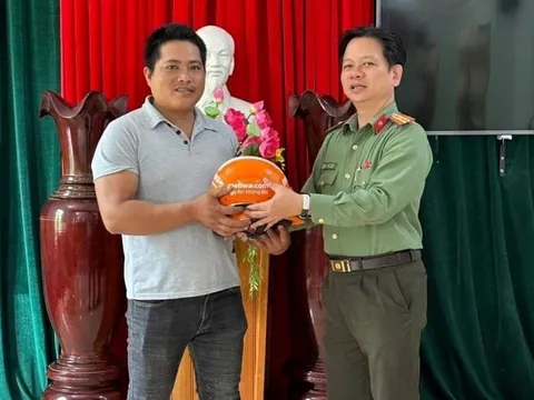 Người đàn ông dũng cảm lao xuống dòng nước chảy xiết, cứu 4 người thoát chết