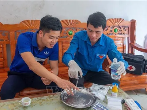 Y tế thôn bản vượt khó, chung tay xóa bỏ hủ tục lạc hậu