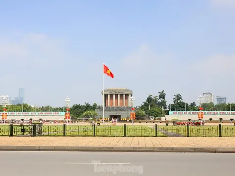 Hà Nội rực rỡ cờ hoa kỷ niệm 133 năm Ngày sinh Chủ tịch Hồ Chí Minh