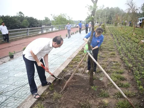 Phó Bí thư Thành ủy TP HCM trồng cây và trao huy hiệu 65 tuổi Đảng tại huyện Nhà Bè