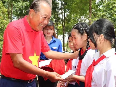 Chắp cánh cho em đến trường