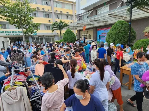 "Lần đầu tiên tôi mua đồ trong bệnh viện mà không mất tiền"