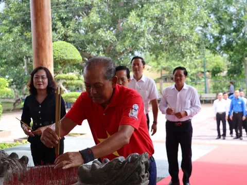 Rực rỡ "Đường cờ Tổ quốc" tại đền thờ Chủ tịch Hồ Chí Minh ở Bạc Liêu