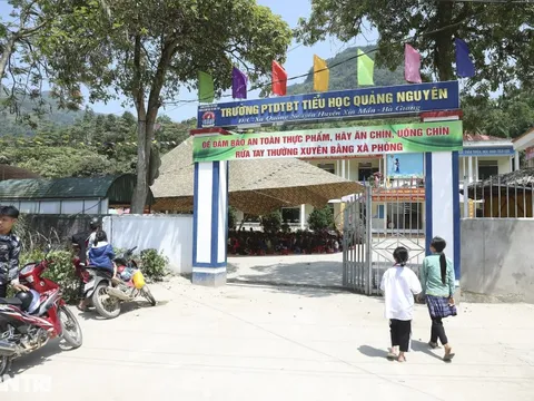 Khởi công nhà bán trú tại nơi học sinh ở nhà tôn "nóng như lò bánh mì"