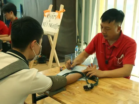 Sinh viên Kiến trúc Hà Nội hào hứng hiến máu thắp sáng trái tim hồng