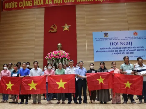 1.000 lá cờ Tổ quốc, 270 suất quà đến với bà con huyện đảo Lý Sơn