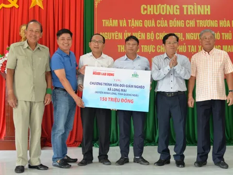 Trao 300 triệu đồng hỗ trợ người dân 2 xã khó khăn ở Quảng Ngãi