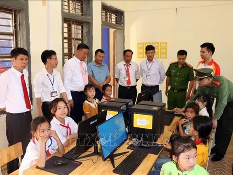 Hỗ trợ máy tính cho học sinh vùng khó khăn ở Sơn La