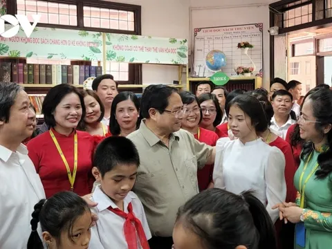 Thủ tướng thăm và tặng quà tại Trung tâm hỗ trợ phát triển giáo dục hòa nhập cộng đồng