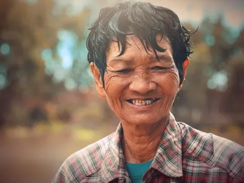 Bà lão dạy bơi miễn phí cho trẻ vùng Tháp Mười