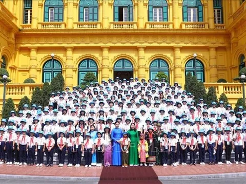 Phó Chủ tịch nước Võ Thị Ánh Xuân gặp mặt Đoàn đại biểu dự Trại hè 'Hoa hướng dương'