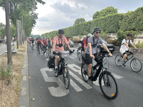 Người dân Paris đi xe đạp để tăng cường sức khỏe và bảo vệ môi trường