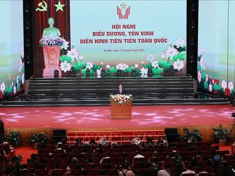 Thủ tướng: Mỗi điển hình tiên tiến lan tỏa tinh thần, đạo đức, ý thức trách nhiệm và sự cống hiến