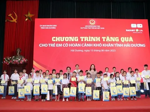 Phó Chủ tịch nước Võ Thị Ánh Xuân trao quà tặng học sinh vượt khó học giỏi