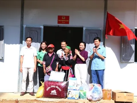 Dựng nhà mới cho đôi vợ chồng người Mông hơn 100 tuổi, có hoàn cảnh khó khăn