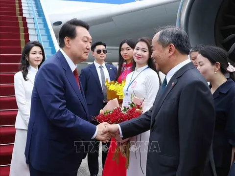 Tổng thống Hàn Quốc Yoon Suk Yeol đến Hà Nội, bắt đầu thăm chính thức Việt Nam