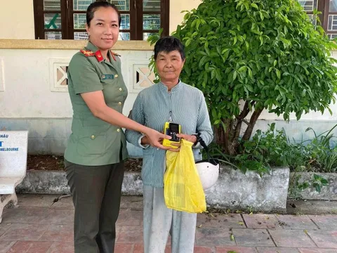 Kiên Giang: Nữ Đại úy Công an tận tình giúp đỡ cụ bà khó khăn