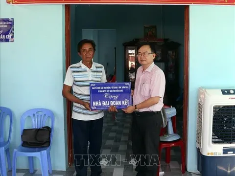 Trao 'mái ấm' cho hộ nghèo ở Kiên Giang