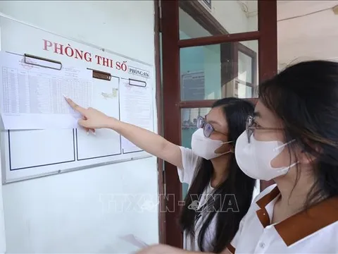 Lạng Sơn: Thầy cô đến tận nhà đưa thí sinh vượt quãng đường ngập sâu đến trường thi