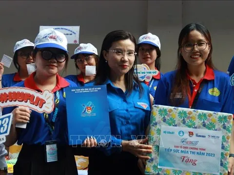 Thăm, tặng quà các đội hình 'Tiếp sức mùa thi' ở TP Hồ Chí Minh