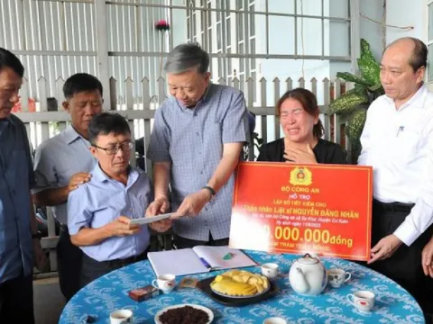 Bộ trưởng Tô Lâm thăm hỏi, chia sẻ mất mát với các gia đình liệt sỹ huyện Cư Kuin