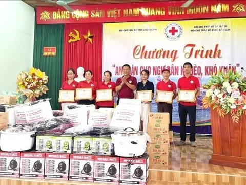 Trao quà hỗ trợ các gia đình chính sách, ngư dân nghèo ở Quảng Bình