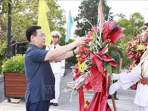 Chủ tịch Quốc hội Vương Đình Huệ tưởng niệm các anh hùng liệt sĩ tại Thừa Thiên - Huế