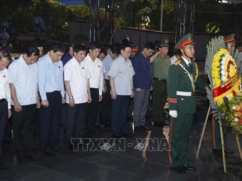 Chủ tịch Quốc hội Vương Đình Huệ dâng hương tưởng niệm các anh hùng liệt sỹ tại tỉnh Quảng Trị