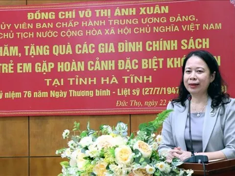 Phó Chủ tịch nước Võ Thị Ánh Xuân thăm, tặng quà gia đình chính sách tại Hà Tĩnh