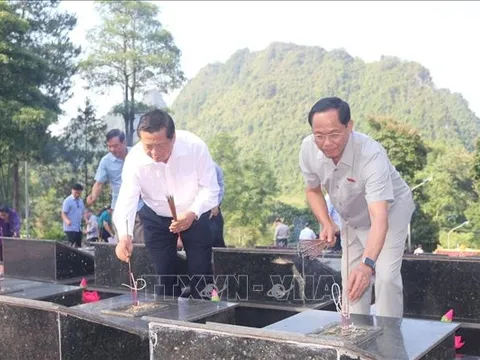 Phó Chủ tịch Quốc hội Trần Quang Phương thăm, tặng quà các gia đình thương binh, liệt sỹ tại Cao Bằng