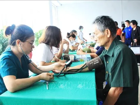 Khám, chữa bệnh, tặng quà cho thương binh, bệnh binh tại Lai Châu