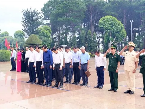 Trưởng Ban Nội chính Trung ương dâng hương tưởng niệm các Anh hùng Liệt sỹ tại Đắk Lắk