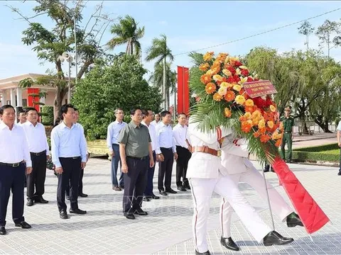 Thủ tướng dâng hương tưởng niệm Anh hùng liệt sĩ và thăm gia đình chính sách tại Long An