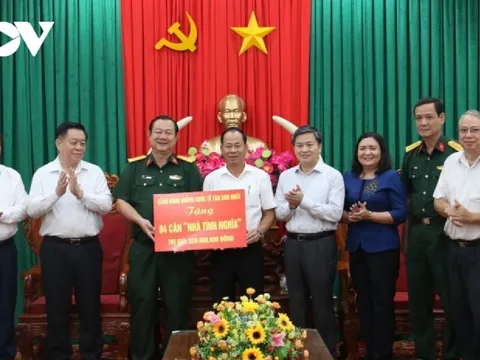 Trưởng Ban Tuyên giáo Trung ương trao nhà tình nghĩa tại Bến Tre