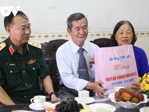 Lãnh đạo Quân khu 5 thăm tặng quà Mẹ Việt Nam anh hùng, gia đình chính sách