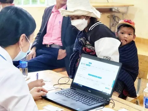 Đoàn thầy thuốc trẻ khám chữa bệnh miễn phí cho người K’Ho vùng sâu