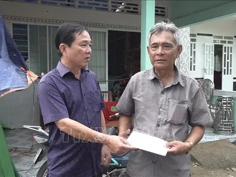 Thăm hỏi, hỗ trợ người dân bị lốc xoáy tại huyện Trần Đề, Sóc Trăng