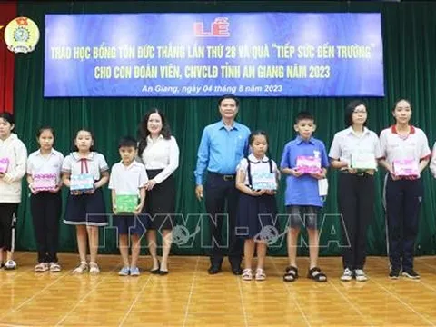 Trao học bổng Tôn Đức Thắng tặng con người lao động vượt khó học giỏi