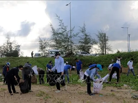 Ra quân thu gom gần 100 tấn rác thải trên bờ biển Phú Quốc
