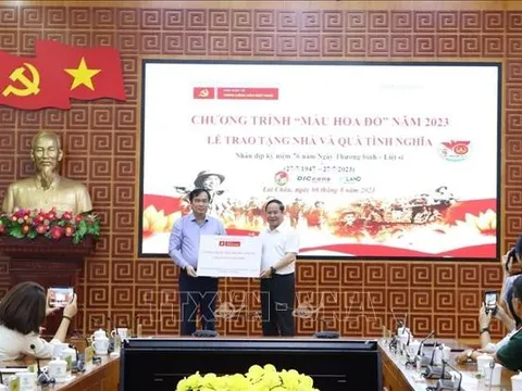 Chương trình 'Màu hoa đỏ' tặng nhà tình nghĩa tại tỉnh Lai Châu