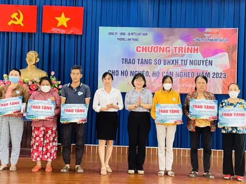 TP Hồ Chí Minh: Tặng sổ bảo hiểm xã hội cho người nghèo, người cận nghèo