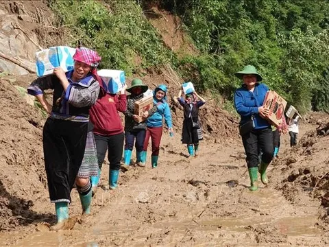 Trao 3 tỷ đồng hỗ trợ tỉnh Yên Bái khắc phục hậu quả thiên tai