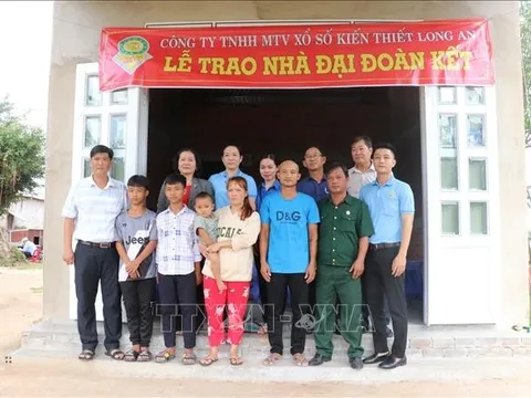 Trao nhà Đại đoàn kết cho người nghèo ở vùng biên giới Long An