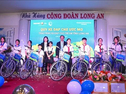 Tặng xe đạp cho trẻ em ở Long An có hoàn cảnh khó khăn