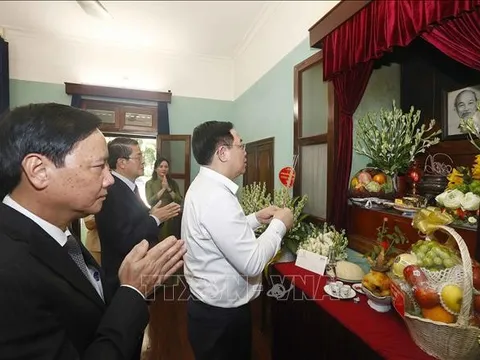 Chủ tịch Quốc hội Vương Đình Huệ dâng hương tưởng niệm Chủ tịch Hồ Chí Minh