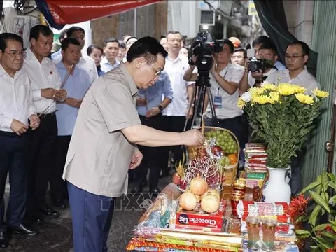 Chủ tịch Quốc hội thăm hỏi, tưởng niệm các nạn nhân vụ cháy chung cư mini